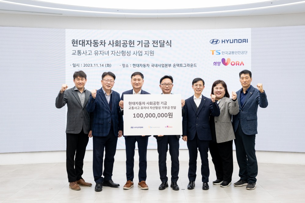 (왼쪽부터) 이석 현대차 국내사업지원팀장, 이진원 현대차 국내사업지원실장, 남원오 현대차 국내지원사업부장, 장찬옥 한국교통안전공단 교통안전본부장, 신재용 한국교통안전공단 교통안전정책실장, 황현주 한국교통안전공단 교통복지처장, 김영준 희망VORA 봉사단 사무국장.(사진=현대자동차)