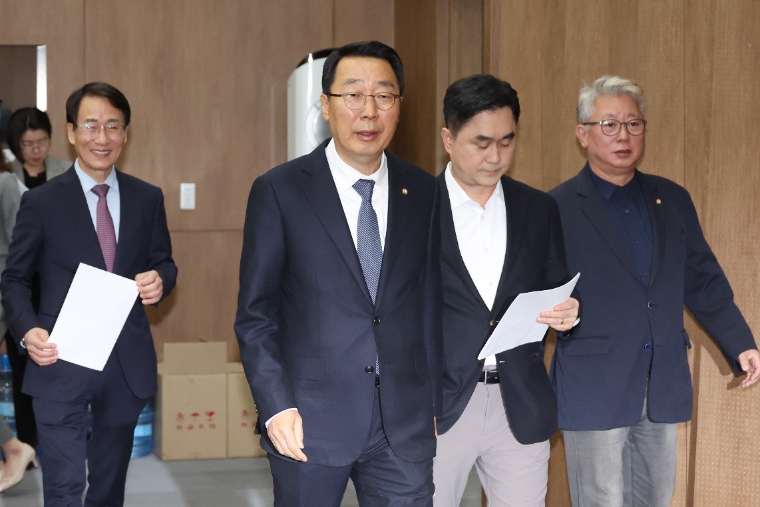 더불어민주당 이원욱(왼쪽부터), 윤영찬, 김종민, 조응천 의원이 16일 국회 소통관에서 기자회견을 위해 입장하고 있다. (사진=연합뉴스)