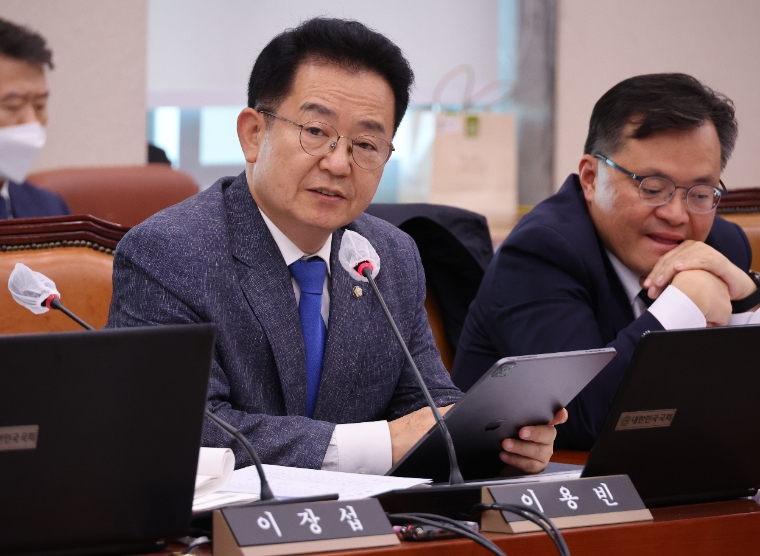 더불어민주당 이용빈 의원이 지난 10월 20일 국회 산자중기위 국정감사에서 질의하고 있다. (사진=연합뉴스)