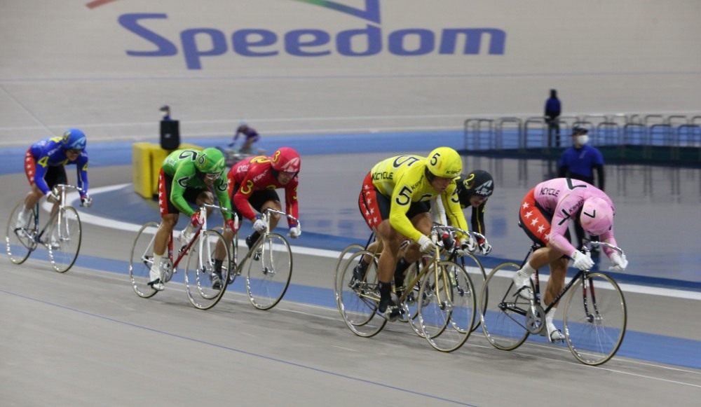 광명스피돔에서 출전선수들이 결승선을 향해 질주하고 있다. (사진=국민체육진흥공단)