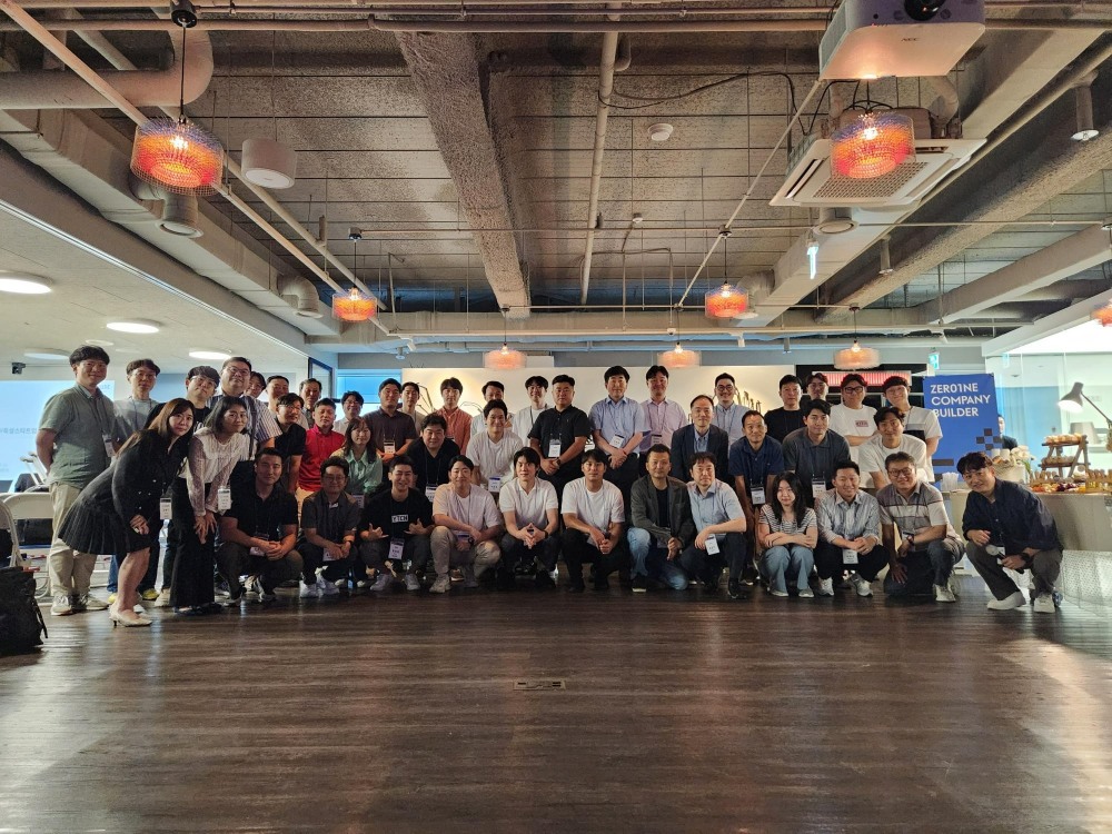 지난 7월 21일(금) 드림플러스 강남 제로원 공간에서 현대차그룹 사내 스타트업 대표들이 한 자리에 모여 단체 사진을 촬영하고 있다. 이 가운데 ‘에픽카’, ‘에이치충전연구소’, ‘쓰리아이솔루션’ 등 3개사가 이번에 분사했다.(사진=현대차그룹)