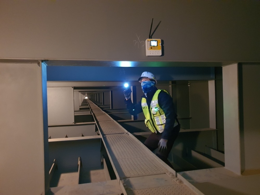 스마트 안전장비 성능 실험 중인 모습.(사진=국토안전관리원)