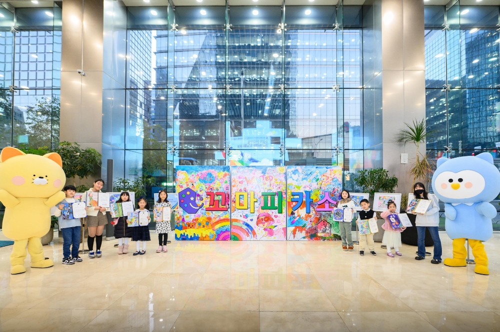 신한카드(사장 문동권)는‘제22회 신한카드 꼬마피카소 그림 축제’시상식을 서울 을지로 신한카드 본사에서 실시했다고 21일 밝혔다. 시상식에 참석한 박두준 아이들과미래재단 상임이사(뒷 줄 왼쪽부터), 김남준 신한카드 부사장, 김민주 한국미술협회 심사위원장이 수상 어린이들과 함께 기념사진을 촬영하고 있다. 사진=신한카드