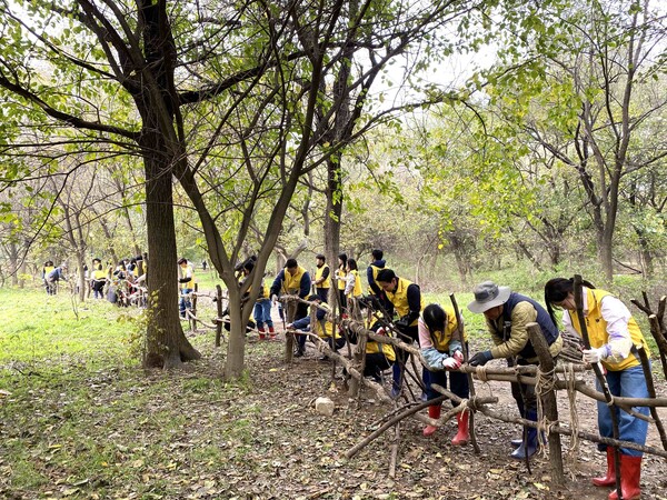 DL이앤씨임직원들이서울여의도여의샛강생태공원을찾아수달서식처보호활동을진행하고있다.(사진=DL이앤씨)