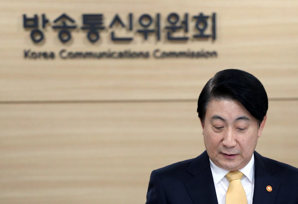 이동관 방송통신위원장이 16일 오후 정부과천청사 방통위 회의실에서 열린 2023년 제43차 회의에서 잠시 생각에 잠겨 있다.(사진=연합뉴스)