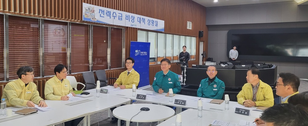 전력거래소 임직원이 겨울철 안정적 전력공급을 다짐하고 있다.왼쪽에서 4번째가 전력거래소 정동희 이사장. (사진=전력거래소)