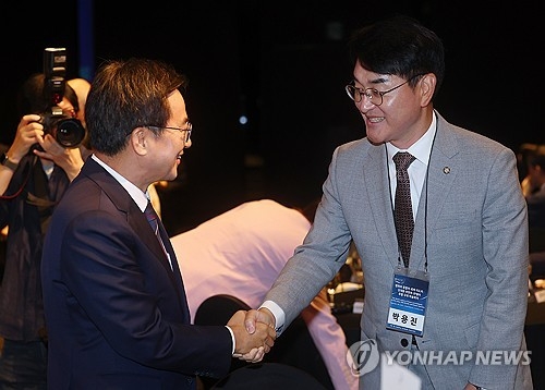 지난 9월 12일 서울 중구 플라자호텔에서 열린 김대중 탄생 100주년 기념 국제학술회의에서 김동연 지사와 박용진 의원(오른쪽)이 인사하고 있다. (사진=연합뉴스)