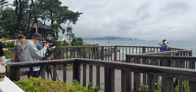 기장군이 유명 인플루언서(파트리샤)와 함께 관광유트브 '기장카먼'을 제작하고 있다.(제공=부산 기장군)