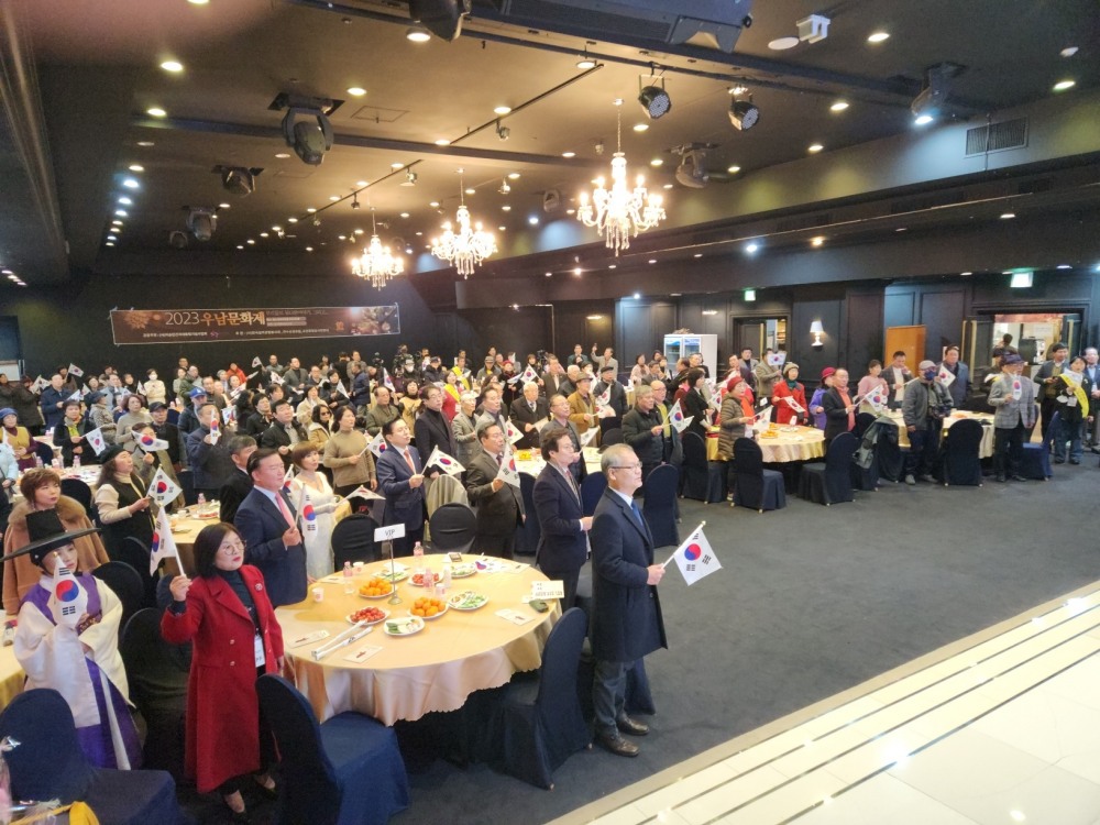 사)이승만건국대통령기념사업회가 주최한 2023년 우남문화제(송년행사)에 참석한 내외빈들이 식순에 의하여 애국가 제창을 하고 있다.