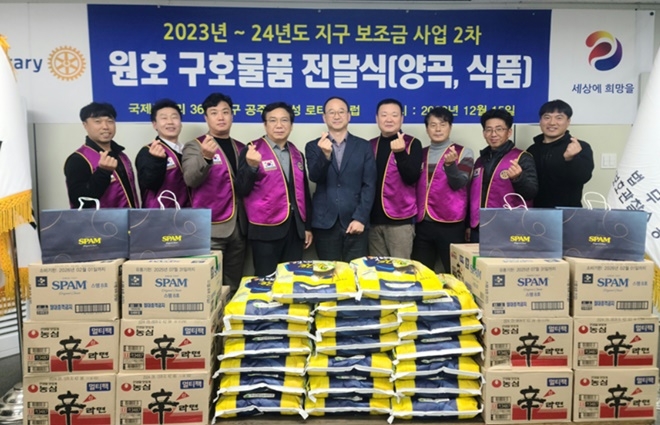 왼쪽부터 네 번째 공주공산성로타리클럽 회장 박중순, 다섯 번 째 공주보호관찰소장 홍성학.(사진제공=공주보호관찰소)