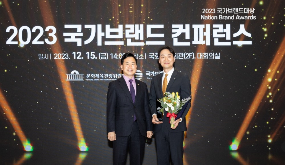 장성현 대한항공 마케팅/IT, 객실 및 서비스 부문 부사장(우측)과 김승수 국회의원(문화체육관광위원)이 기념사진을 촬영하는 모습.(사진=대한항공)