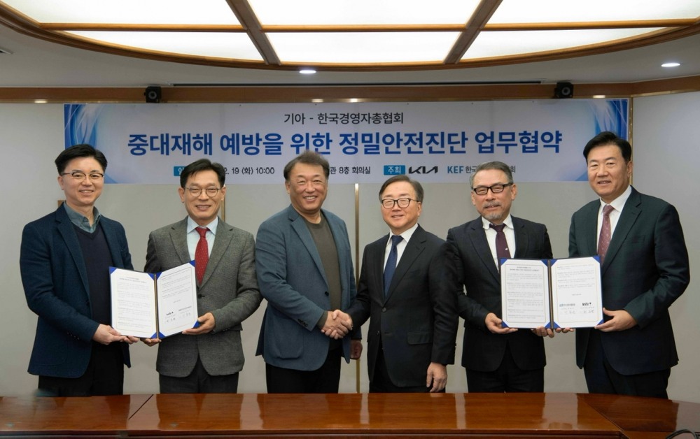 (왼쪽부터) 조정현 기아 상무, 류경희 고용노동부 산업안전보건본부장, 최준영 기아 대표이사(CSO), 이동근 경총 상근부회장, 함병호 한국교통대 교수, 류기정 경총 총괄전무.(사진=기아)