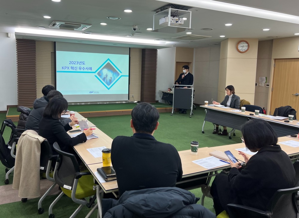 전력거래소 담당자가 빛가람 혁신협의체에서 경영혁신 우수사례를 발표하고 있는 모습. (사진=전력거래소)