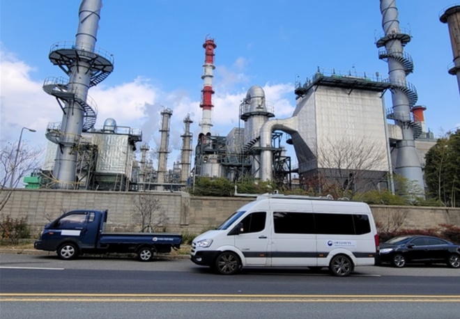 첨단장비(태양광추적분광차량)으로 울산 국가산단 대기오염물질을 모니터링 하고 있다.(제공=낙동강유역환경청)