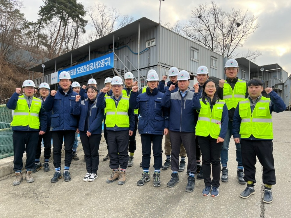 허윤홍 GS건설 대표(사진 앞줄 왼쪽 두번째)가 4일 신림~봉천 터널도로건설공사에서 행사 후 현장 직원들과 신년 다짐을 하며 포즈를 취하고 있는 모습.(사진=GS건설)