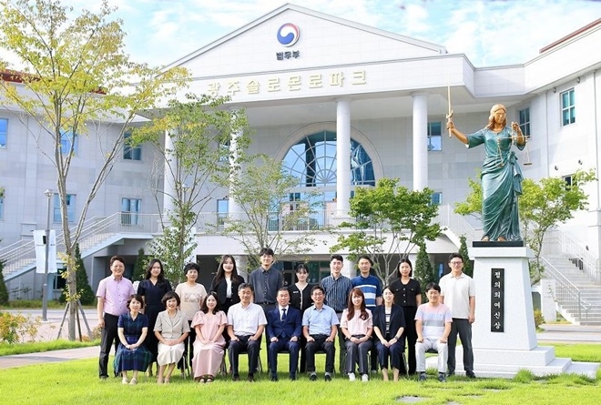 2023년 3월 광주솔로몬로파크 개관 기념 단체 사진.(제공=광주솔로몬로파크)