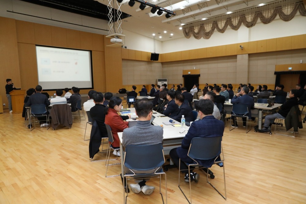 NH투자증권이 지난 4일부터 이틀간 임원워크숍을 진행했다. 지난 4일 정영채 사장을 비롯한 임원들이 ‘과정가치 Next Level-up’ 이라는 주제로 토의를 진행하고 있다. 사진=NH투자증권