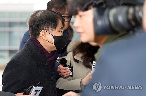 검찰에 출두하는 이귀재 전북대학교 교수. (사진=연합뉴스)