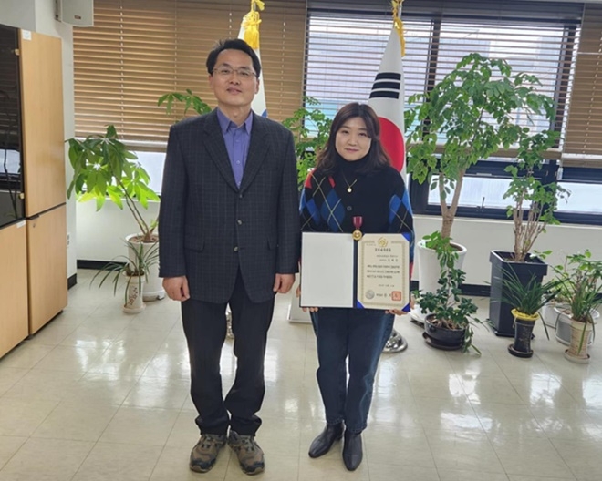 정지순 책임관(사진우측)이 김남중 소장과 기념촬영.(사진제공=천안준법지원센터)