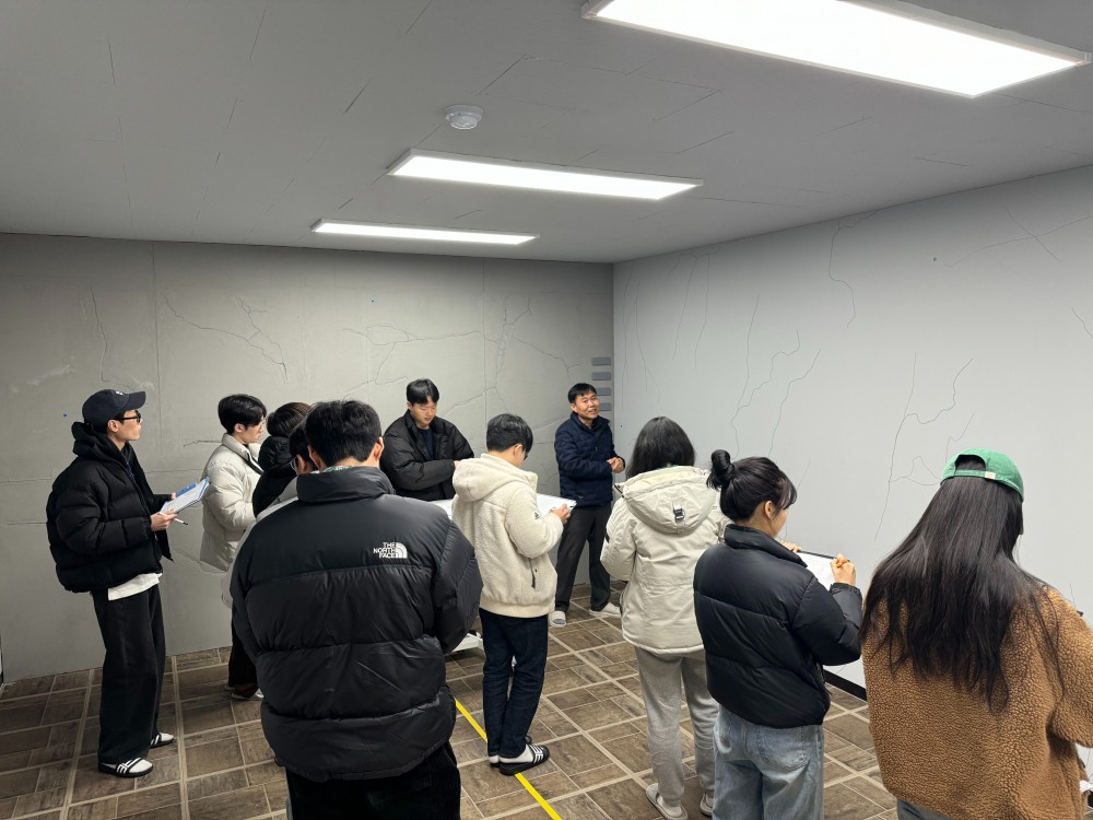 국토안전실증센터에서 건물 균열을 육안으로 식별하는 방법을 강의 중인 모습.(사진=국토안전관리원)