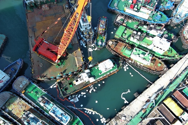 1월 13일 오전 11시50분경 침수선박을 인양하고 있다.(사진제공=부산해경)