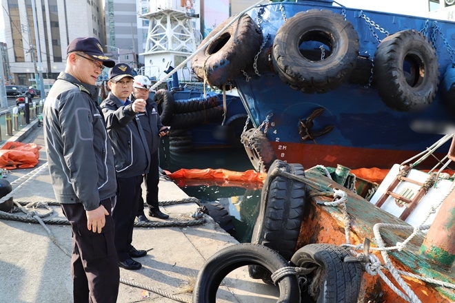 1월 12일 김형민 부산해경서장이 침수선박 현장을 점검하고, 장기계류선박의 관리 방안을 논의하고 있다.(사진제공=부산해양경찰서)