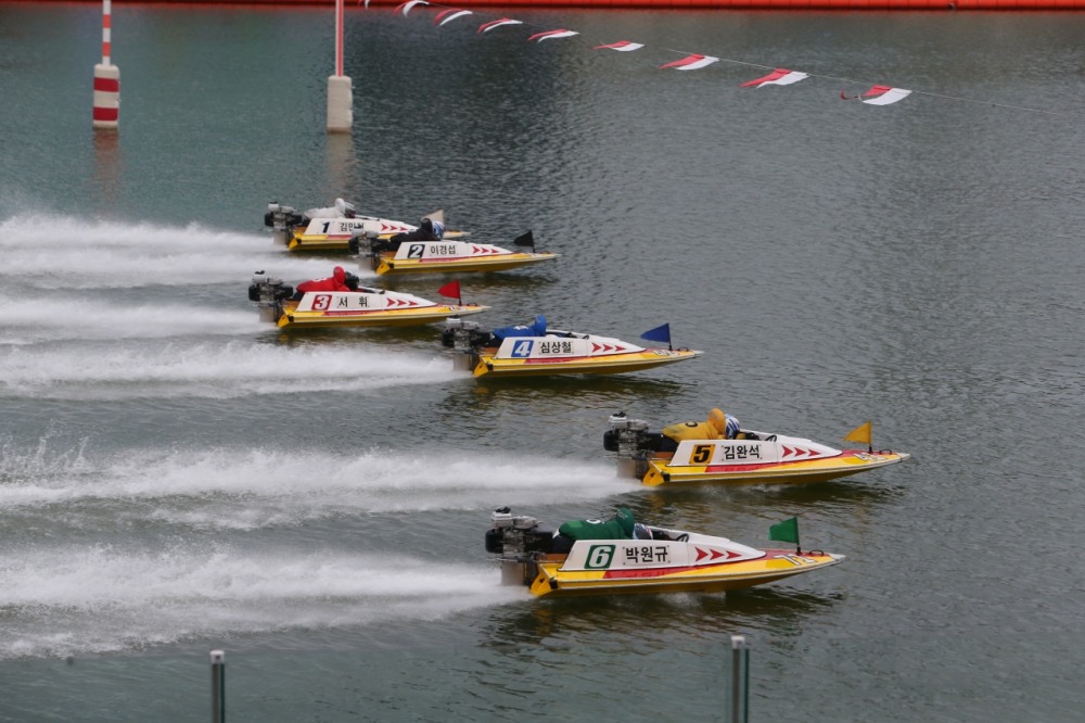 미사리경정장에서 선수들이 수면 위를 빠른 속도로 질주하고 있다. (사진=국민체육진흥공단)