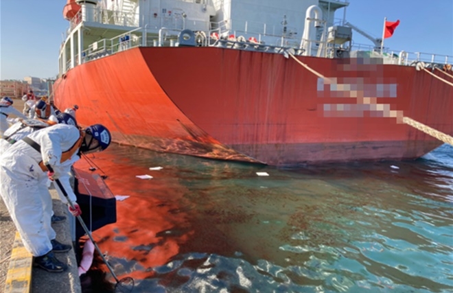2023. 1. 20. 울산항 해양오염사고 방제작업.(제공=남해해경청)