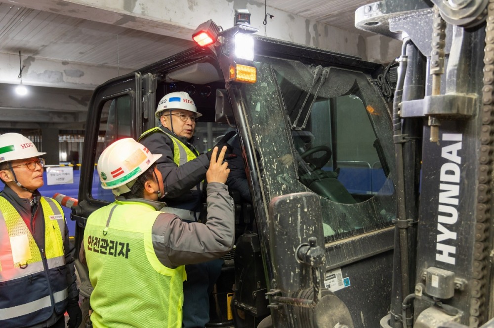 지능형 영상 카메라를 체크하고 있는 조태제 HDC현대산업개발 CSO.(사진=HDC현대산업개발)