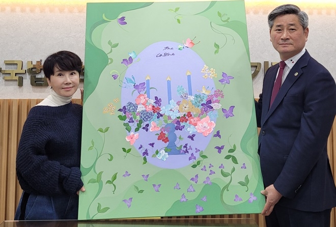 박혜경 작품 전달.(사진제공=한국법무보호복지공단경기지부)