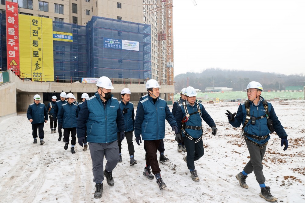 왕길역 로열파크시티 푸르지오 현장에서 안전점검하고 있는 대우건설 백정완 사장.(사진=대우건설)