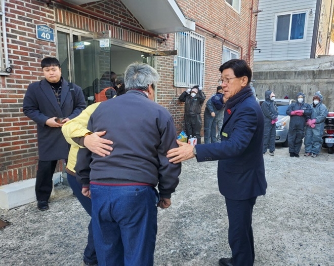 정종복 기장군수가 화재피해 현장을 점검하고 피해자를 위로하고 있다.(사진제공=부산 기장군)