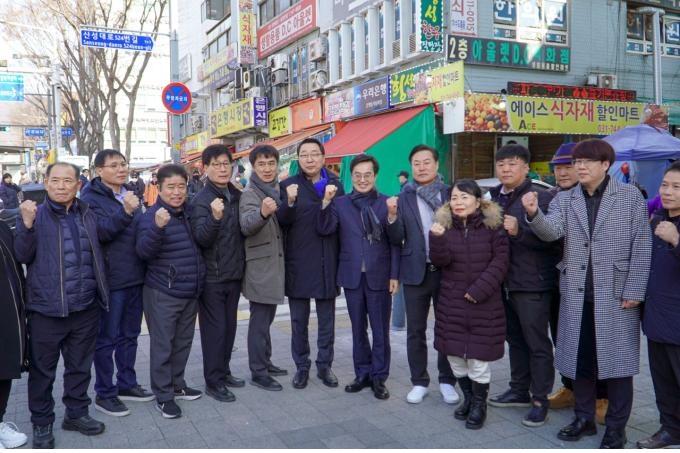 윤영찬(가운데) 의원과 김동연(가운데) 지사 등이 함께 성남 전통시장을 찾았다. (사진=의원실)