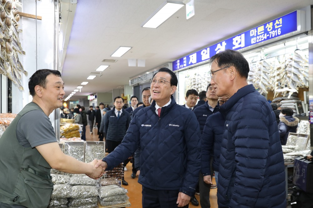 노동진 수협중앙회장(사진 가운데)이 2일, 노량진수산시장을 방문해 설 명절을 앞두고 수산물 유통동향을 점검하고 있다.(사진=수협중앙회)