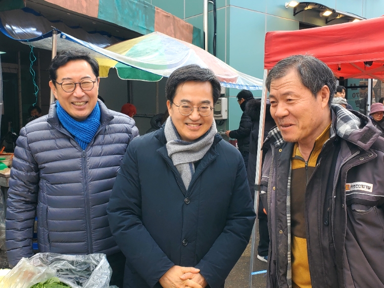 더불어민주당 김한정 의원(왼쪽)과 김동연 경기도지사(가운데)가 2일 남양주 장현전통시장을 방문해 민심을 듣고 있다. (사진=의원실)
