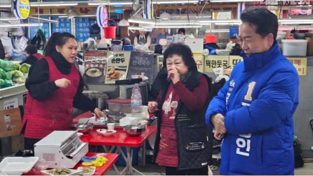 고영인 안산갑 예비후보가 설 명절을 맞아 민생 경청을 위해 전통시장을 둘러보고 있다. (사진=고영인 의원실)