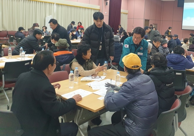 1정종복 기장군수가 노인일자리 참여자 교육에 참석해 참가자들과 소통하고 있다.(사진제공=부산 기장군)