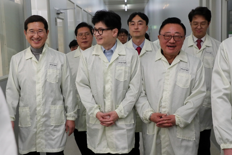 지난 1월 31일 국민의힘 김학용(왼쪽) 국회의원 등이 한국나노기술원을 찾아 반도체 연구 현장을 둘러보고 있다. (사진=연합뉴스)