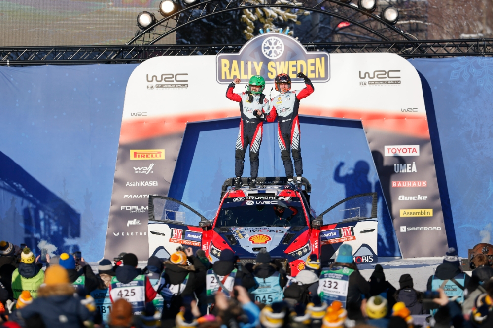 2024 WRC 스웨덴 랠리에서 1위로 들어와 우승 세리머니를 하는 현대 월드랠리팀 에사페카 라피(오른쪽)와 코드라이버 얀 펌(Janne Ferm).(사진=현대자동차)