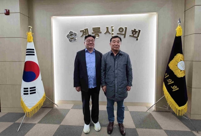 이충구 논산보호관찰소장이 김범규 계룡시의회의장(우측)과 기념촬영.(사진제공=논산보호관찰소)