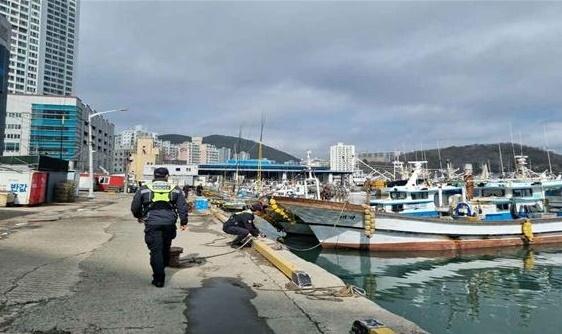 해경이 기상악화 대비 해안가 순찰 중 선박 계류상태 등을 점검하고 있다.(사진제공=부산해경)