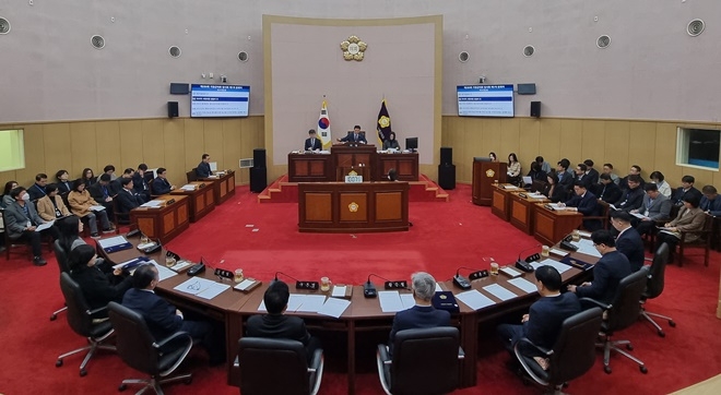 기장군의회가 주민수용성 없는 풍산 이전 반대 결의문을 채틱하고 있다.(사진제공=부산기장군의회)
