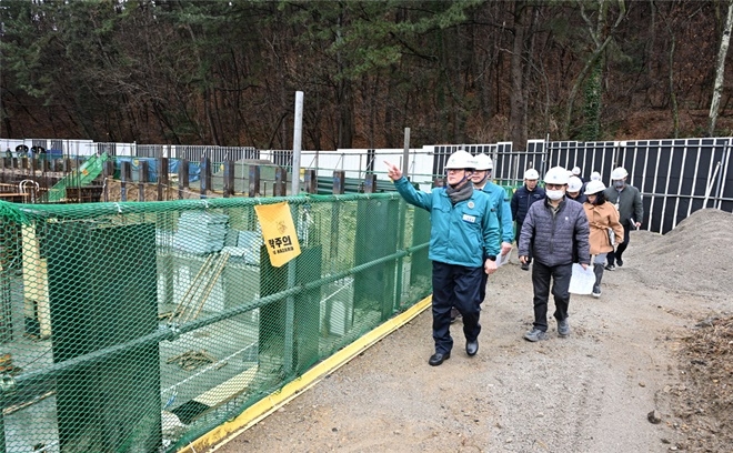 정종복 기장군수가 현장 관계자와 주요 사업장 안전점검을 하고 있다.(사진제공=부산 기장군)