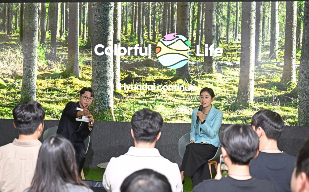 27일 서울 양재동 현대자동차 본사 사옥에서 ‘에코브리티’ 박진희 배우가 생물다양성 보존을 주제로 한 토크 콘서트를 진행하고 있다.(사진=현대자동차)