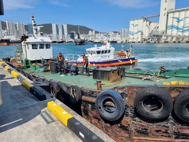 부산해경이 표류중이던 선박 A호를 부두에 계류하기위해 긴급조치를 하고 있다.(사진제공=부산해양경찰서)