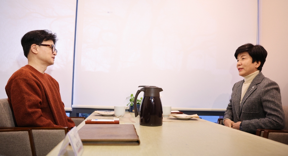 국민의힘 한동훈 비상대책위원장과 더불어민주당을 탈당한 국회부의장 김영주 의원이 1일 오후 서울 종로구 모처에서 회동을 갖고 있다. 사진=연합뉴스