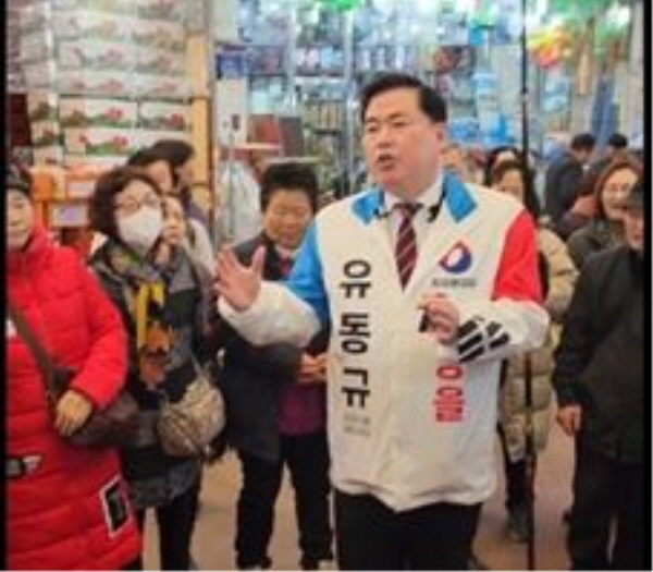 유동규 후보가 계양산 전통시장에서 시장을 찾아온 주민들에게 선거 유세를 하고 있다.