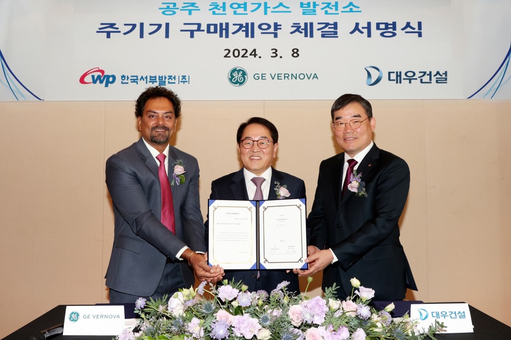 (왼쪽에서부터) Mr. Venkat Kannan GE 아시아 사장, 박형덕 한국서부발전 사장, 김보현 대우건설 부사장.(사진=대우건설)