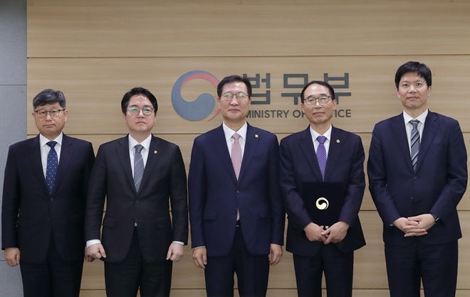 법무부는 한국법무보호복지공단 이사장에 황영기 변호사(사진우측 두번째)를 임명하고 기념촬영.(사진제공=법무부)