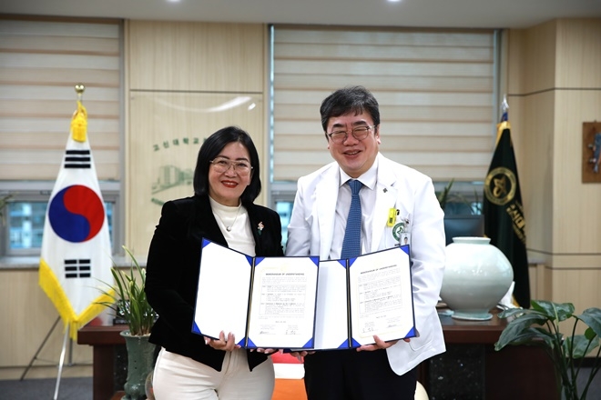 몽골 전 복지부장관과 오경승 병원장(우측)이 협약서를 내보이며 기념촬영을 하고 있다.(사진제공=고신대복음병원)
